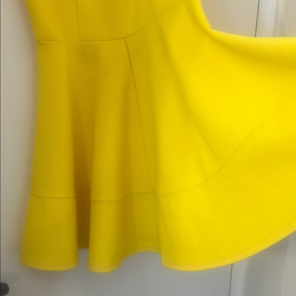 Casual Yellow Sleeveless Dress - Picture 3 of 6
